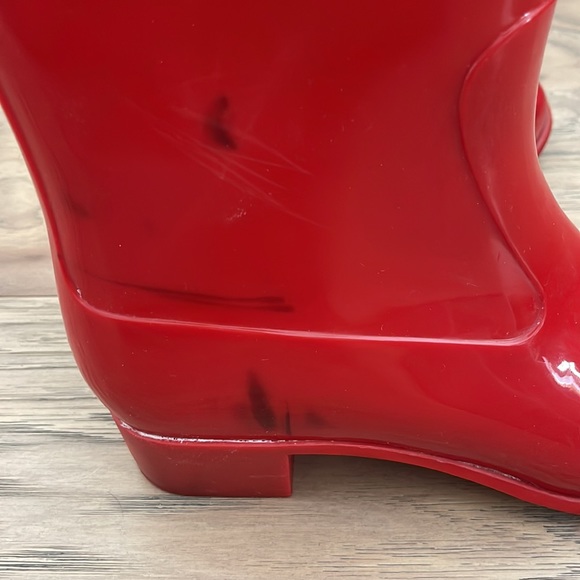RED CHANEL RAIN BOOTS SIZE 8 WITH BLACK STAINS. - Picture 6 of 10